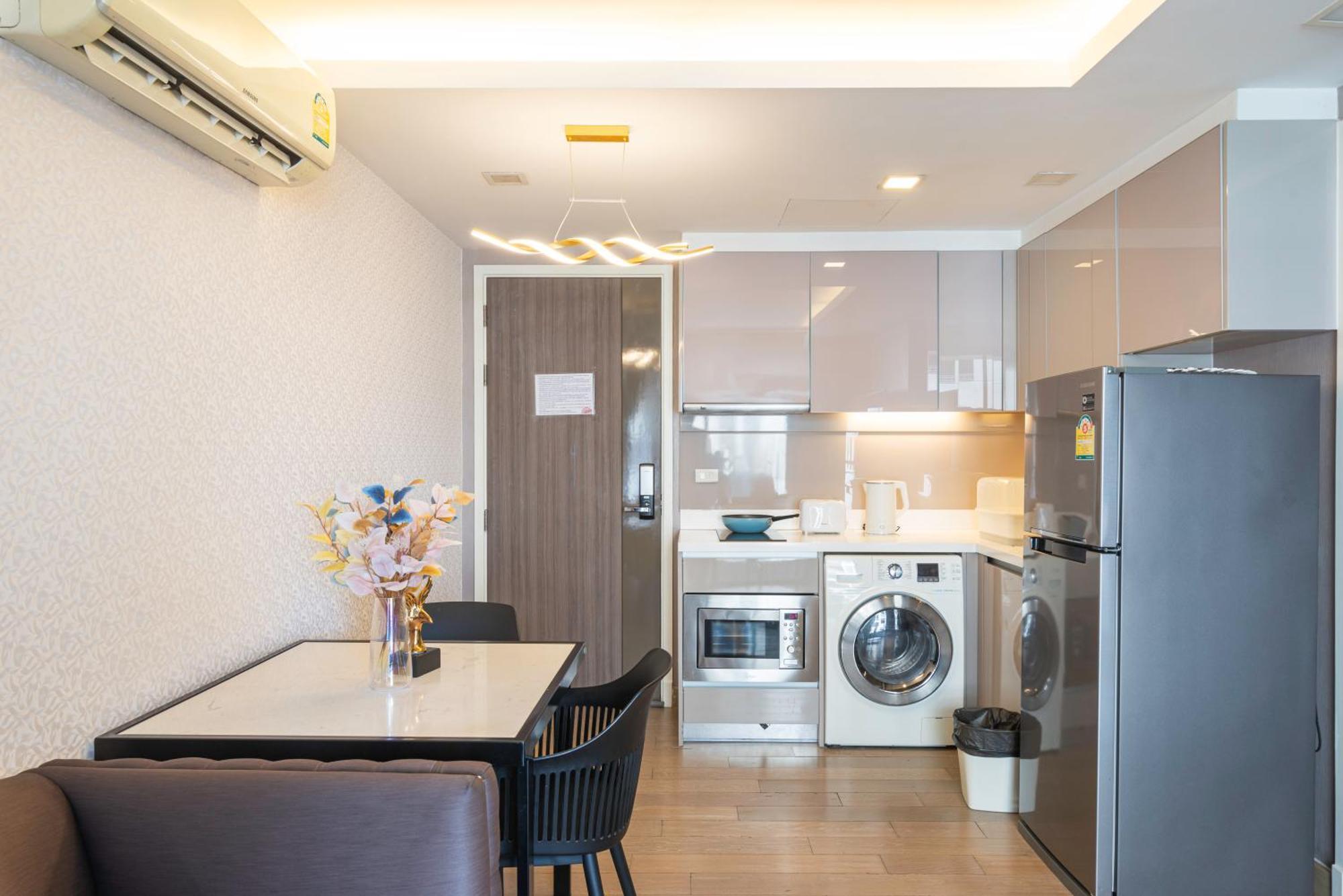 Апартаменты Dazzle Sukhumvit 7 By Lefoyer Бангкок Экстерьер фото